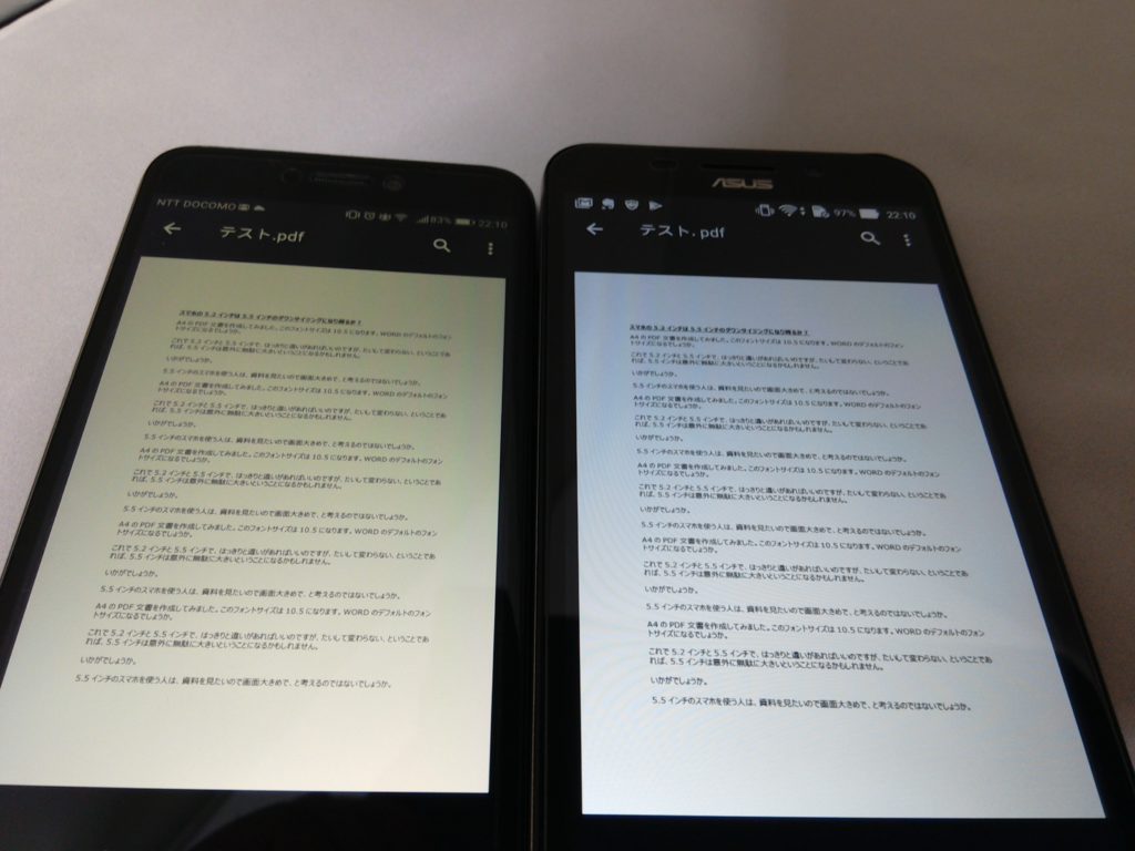 PDFでA4サイズの資料を見てみた。nova lite（左）とZenfone Max（右）