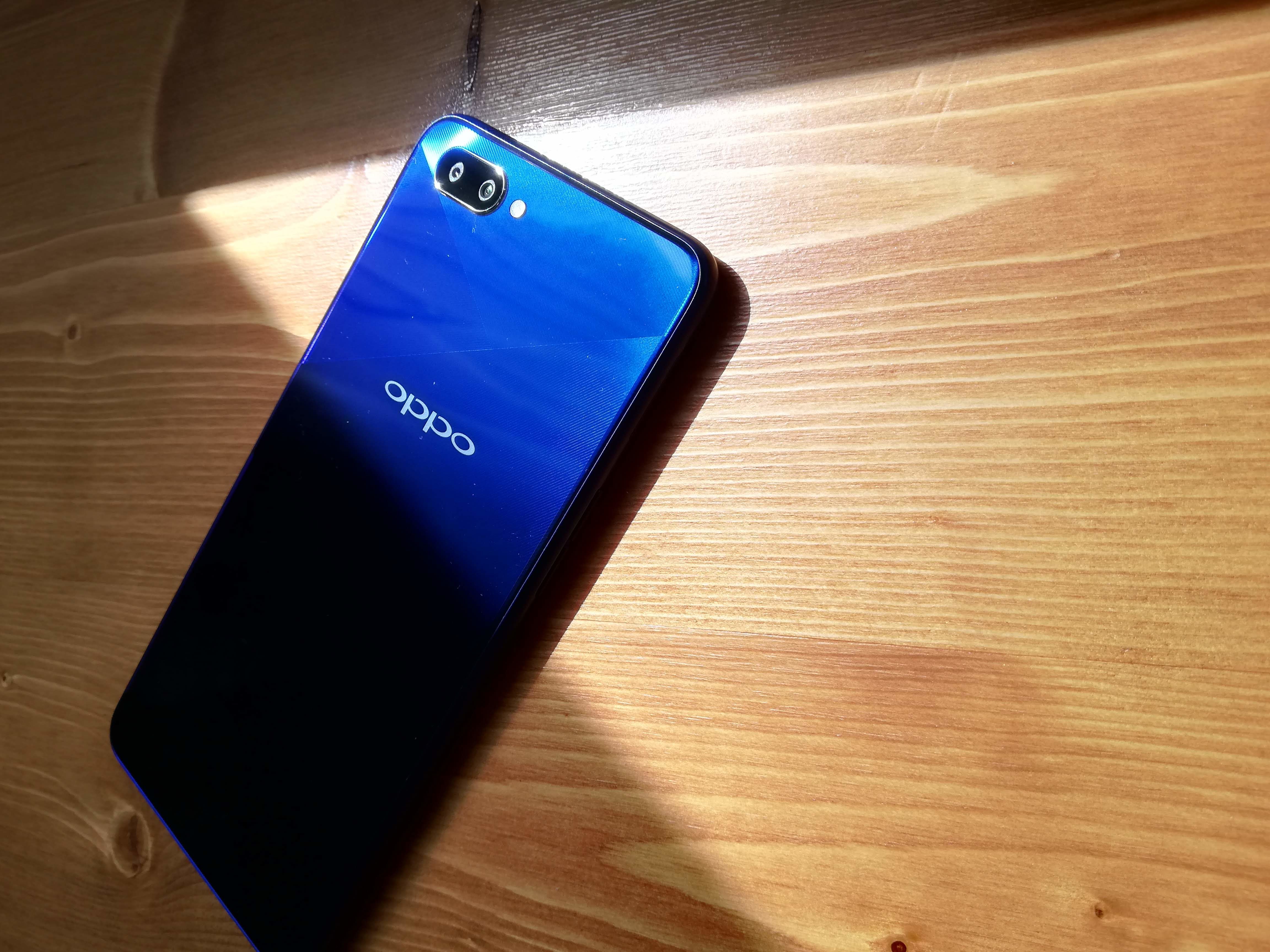 背面が美しいOPPO R15 Neo