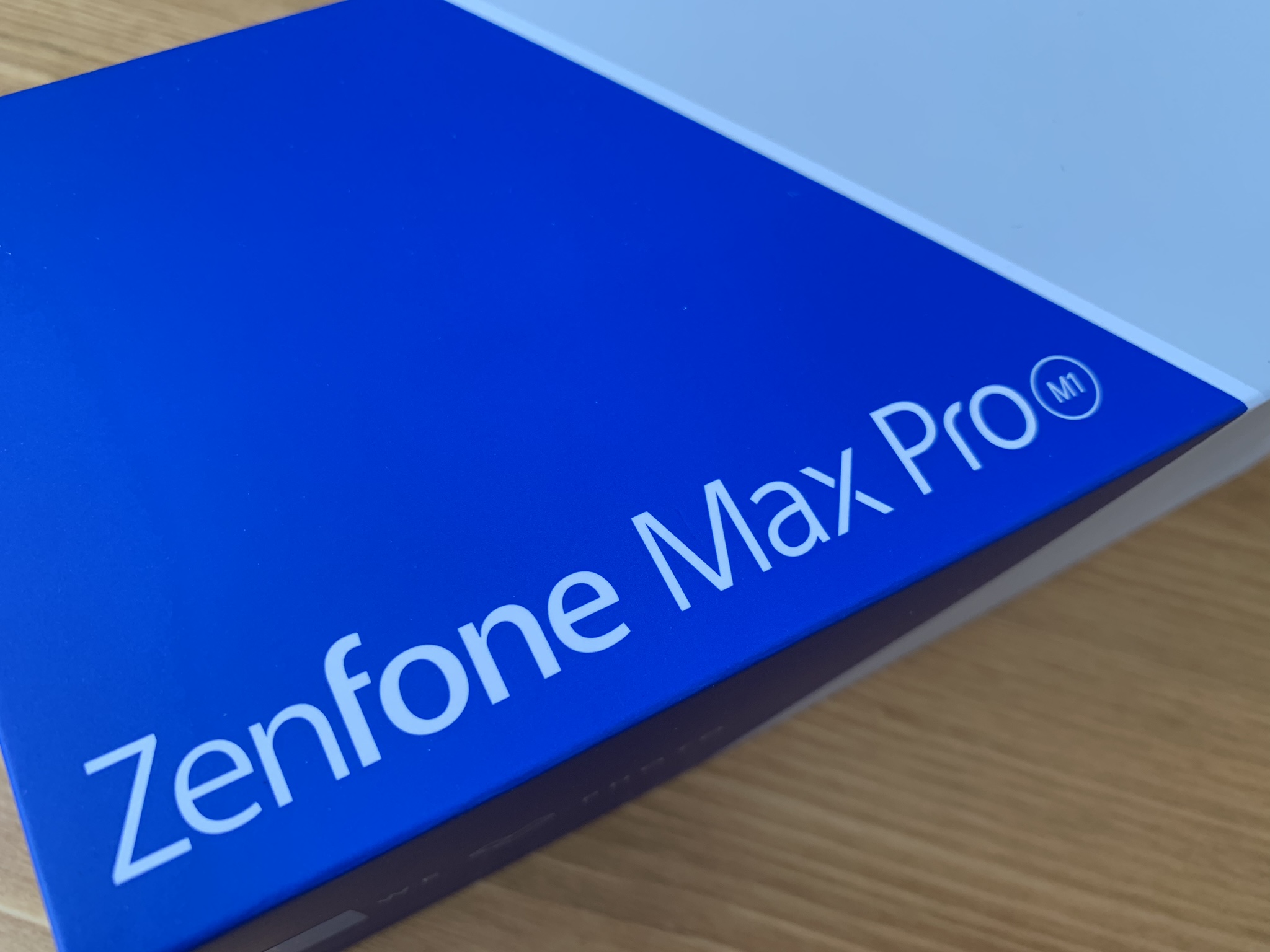Zenfone Max Pro M1の外箱