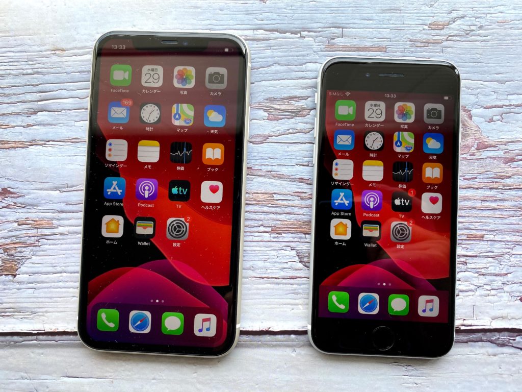 左がiPhone 11で右がiPhone SE