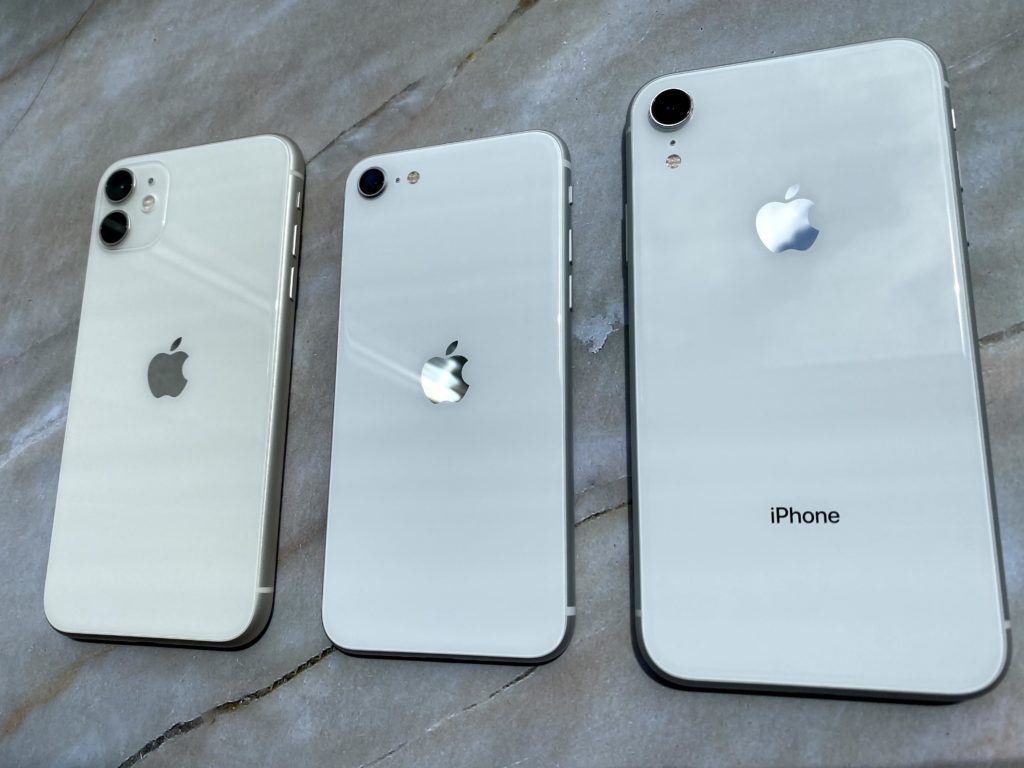 左からiPhone 11、iPhone SE 2、iPhone XR