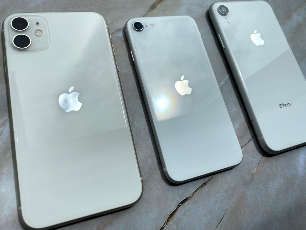 左からiPhone 11、SE2,、XR