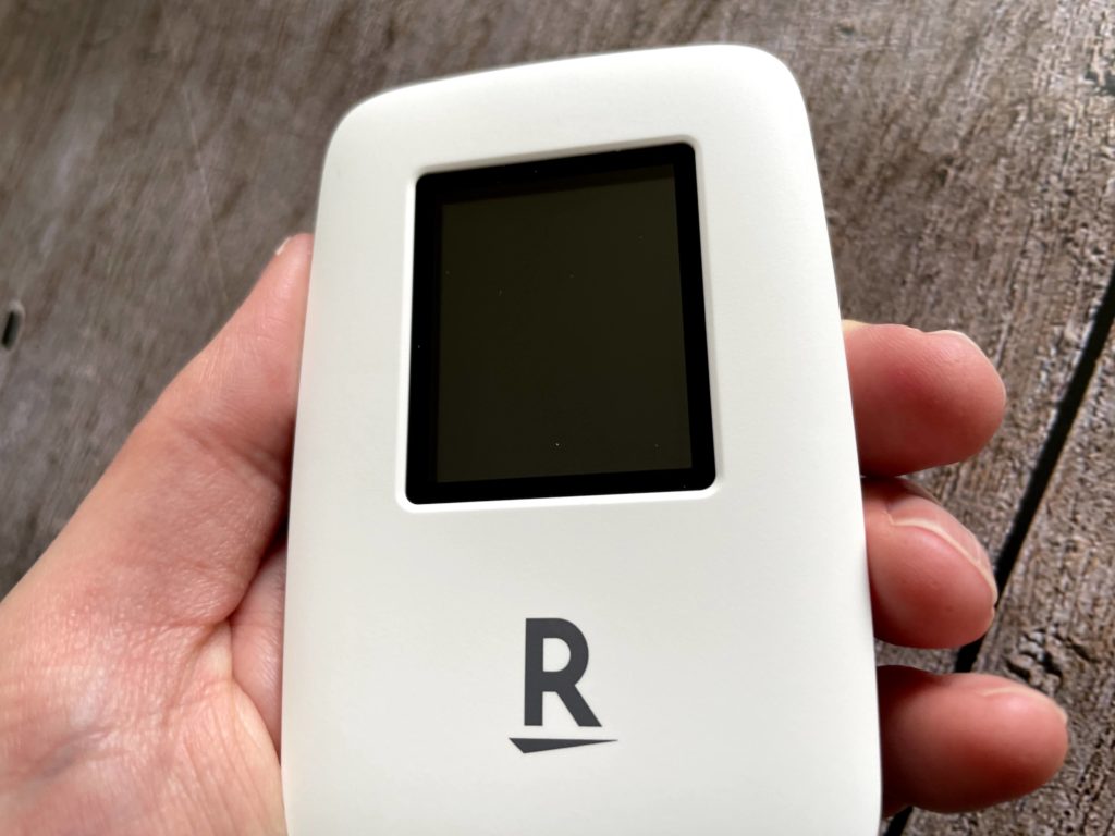 Rakuten WiFi Pocketは手のひらサイズ