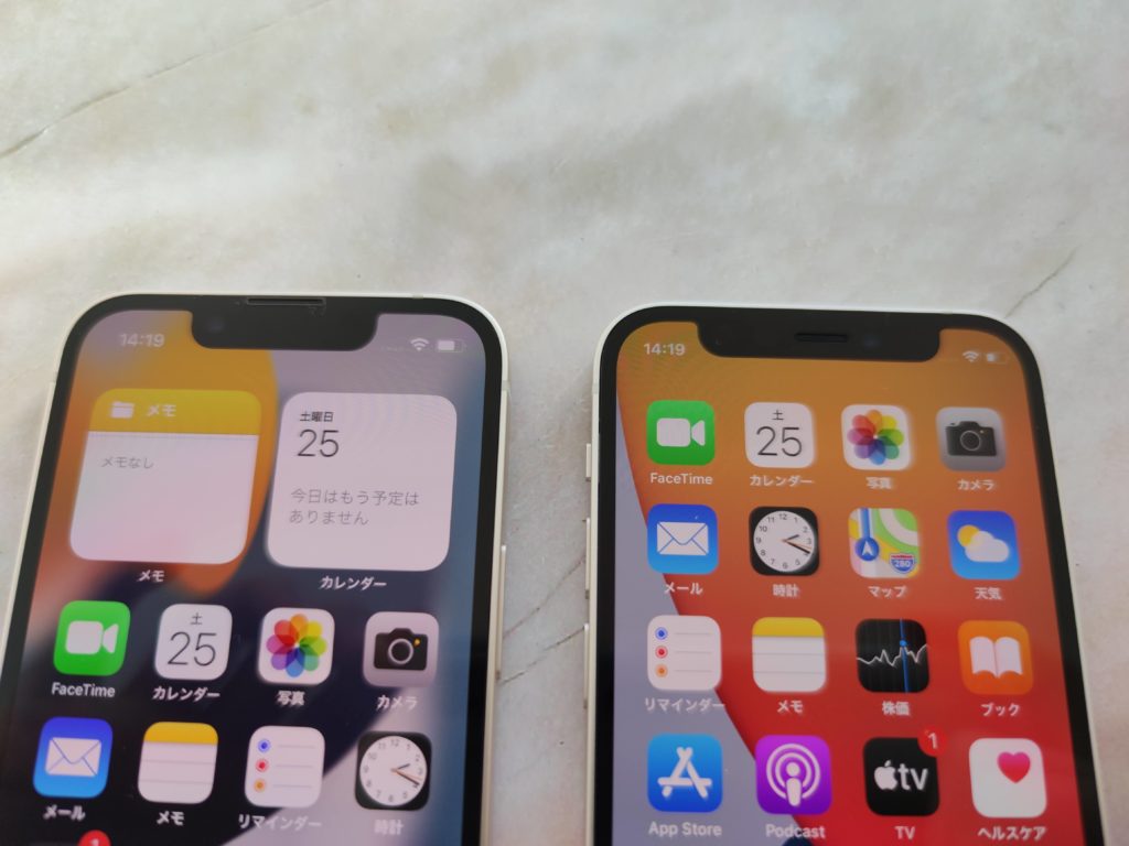 iPhone 13 mini（左）とiPhone 12 mini（右）のノッチを比較