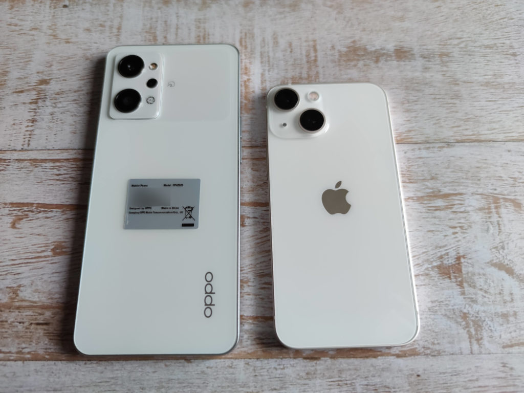 OPPO Reno 9 A(左)とiPhone 13 mini(右）